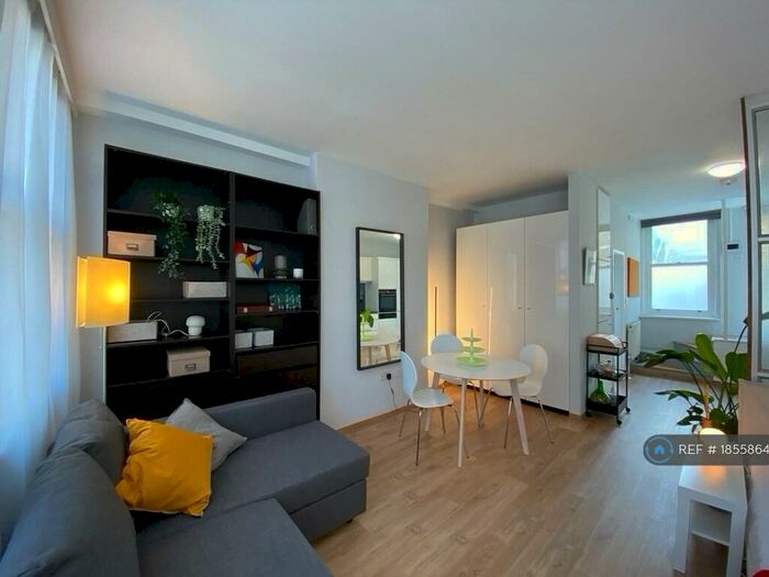 Studio To Rent In Shrewsbury Court, London, EC1Y