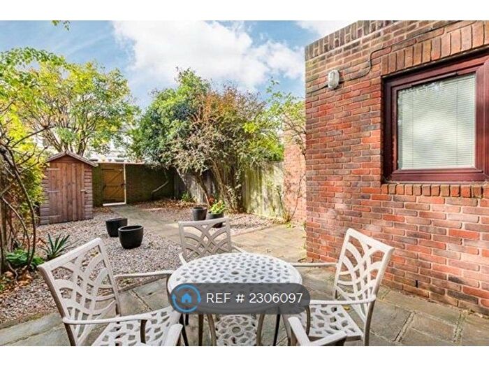 2 Bedroom Flat To Rent In St Paul's Court, London, W14