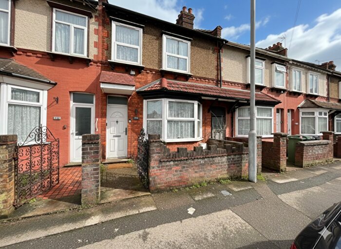 3 Bedroom Terraced House For Sale In Hitchin Road, Luton, Bedfordshire, LU2