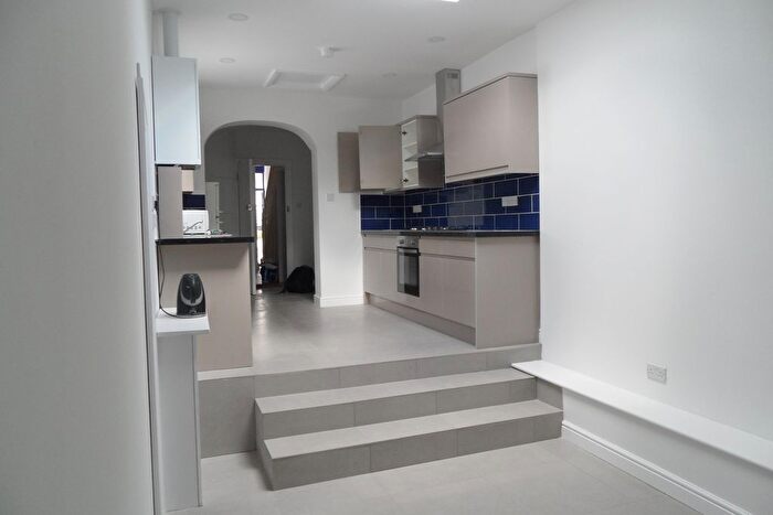 2 Bedroom Flat To Rent In Streatham High Road, London, SW16