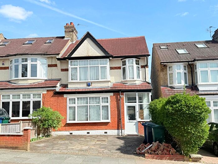 4 Bedroom End Of Terrace House For Sale In Ridgeway Avenue, Barnet, EN4