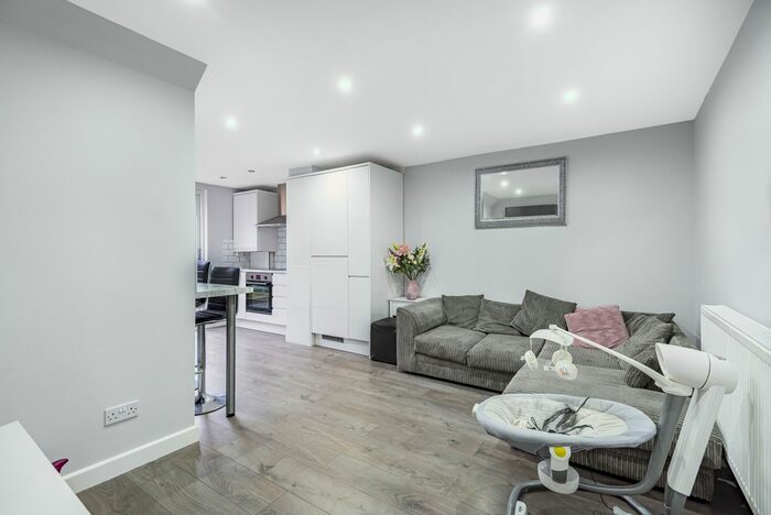 2 Bedroom Flat To Rent In Hanley Road, London, N4