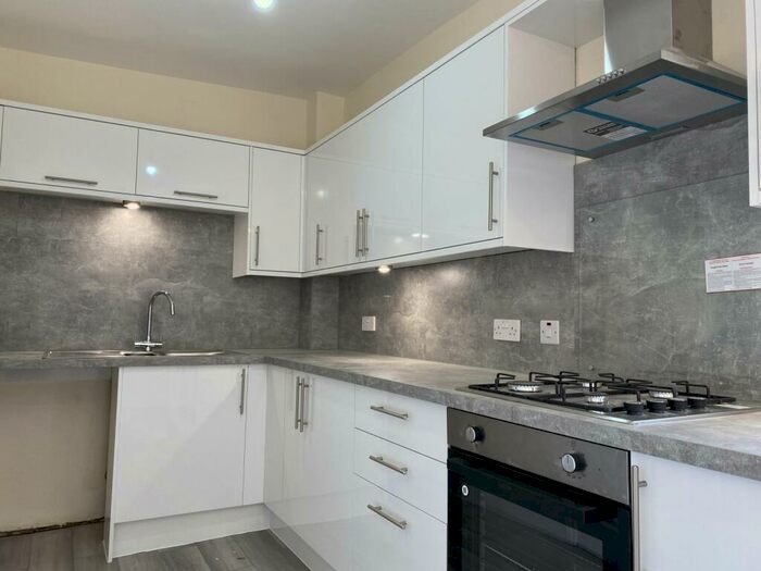 3 Bedroom Flat To Rent In Bedroom First Floor Flat In Boscombe, BH1