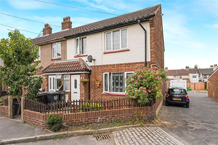 3 Bedroom End Of Terrace House For Sale In Broomfield Road, Swanscombe, Kent, DA10