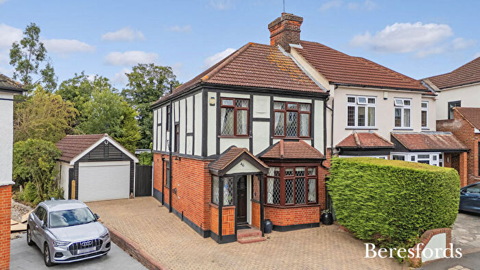 3 Bedroom Semi-Detached House For Sale In Highview Gardens, Upminster, RM14
