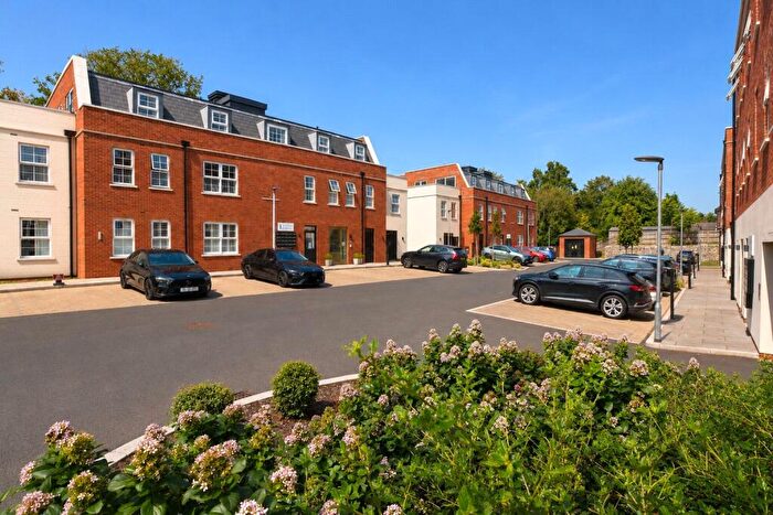 1 Bedroom Apartment For Sale In Riverside Gardens, Oatlands Drive, Weybridge, KT13