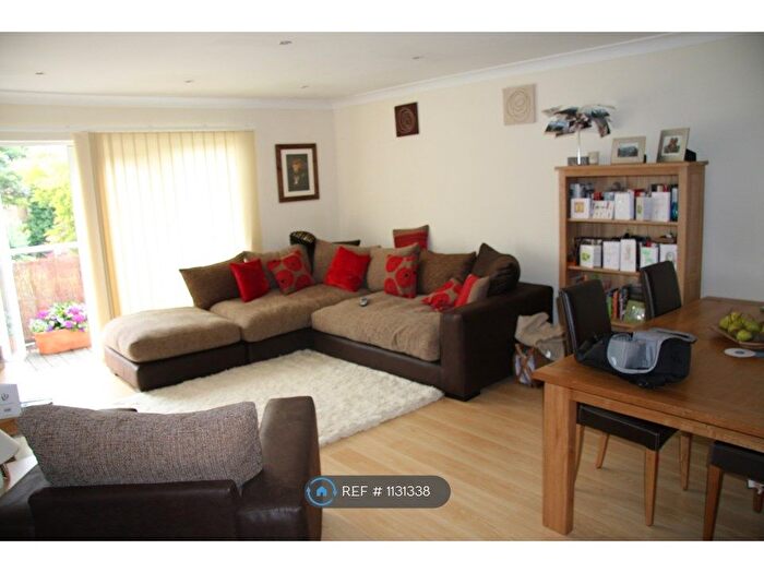 2 Bedroom Flat To Rent In Metropolitan Place, Watford, WD18