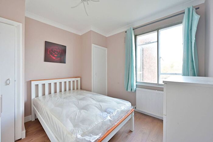 3 Bedroom Flat To Rent In Upper Richmond Road, West Putney, London, SW15