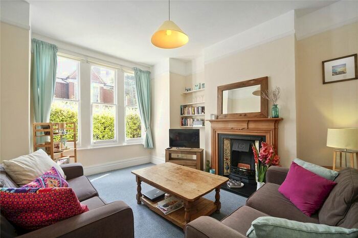 2 Bedroom Flat To Rent In Beira Street, London, SW12