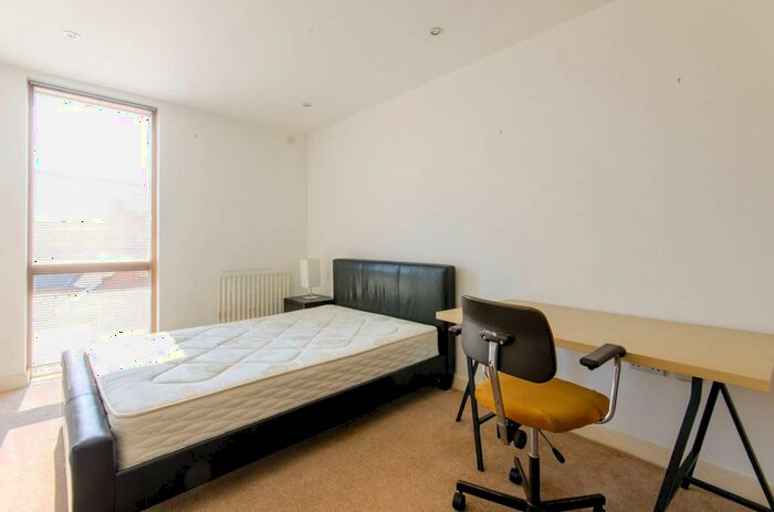 2 Bedroom Flat For Sale In High Road, Wood Green, London, N22