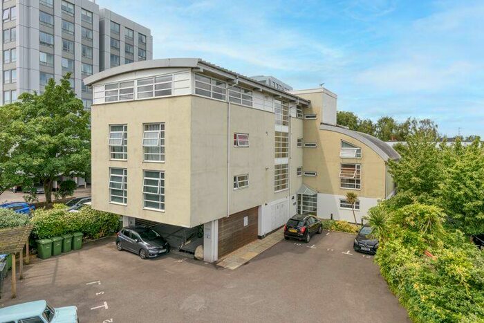 2 Bedroom Flat For Sale In Bridge Street, Walton-On-Thames, KT12