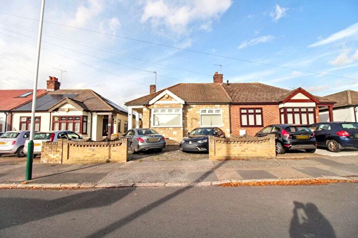 2 Bedroom Semi Detached Bungalow For Sale In St. Andrews Avenue, Hornchurch, RM12
