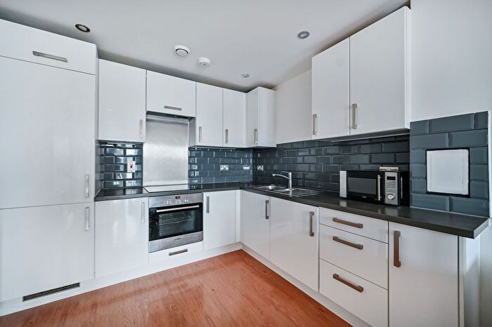1 Bedroom Flat To Rent In Pontes Avenue, Hounslow, TW3