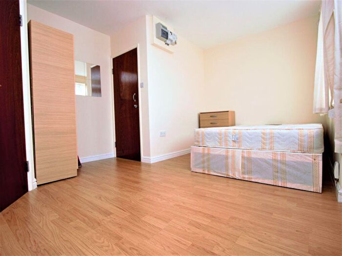 Studio To Rent In Flat In Edmonton, N9