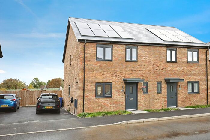 3 Bedroom Semi Detached House For Sale In Balmoral Avenue, Banbury, OX16