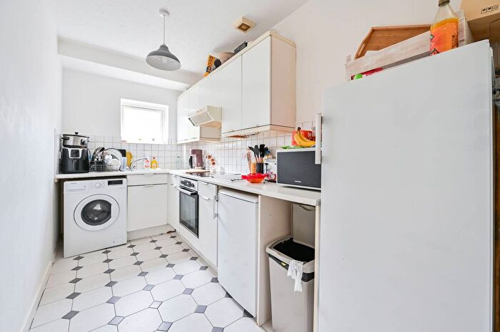 2 Bedroom Flat To Rent In Eleanor Close, Canada Water, London, SE16