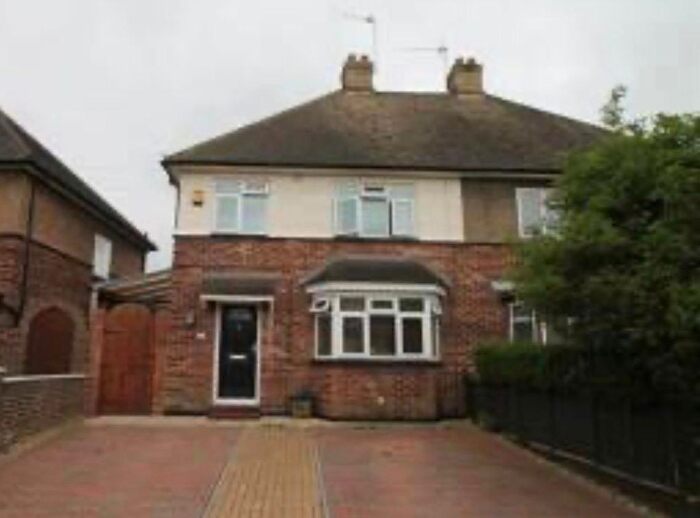 2 Bedroom Flat To Rent In Chestnut Close, Hayes, UB3