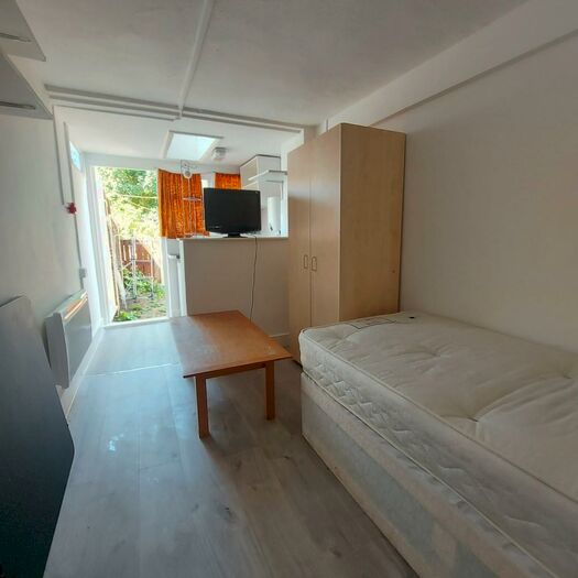 Studio To Rent In Stamford Hill, London, N16
