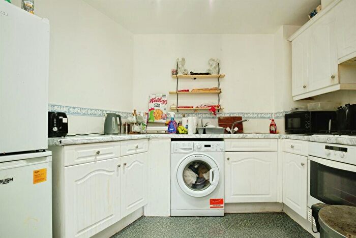 1 Bedroom Apartment For Sale In Taffs Mead Embankment, Cardiff, CF11