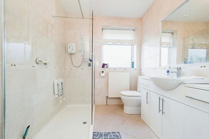 3 Bedroom Bungalow To Rent In Lawns Way, Collier Row, RM5