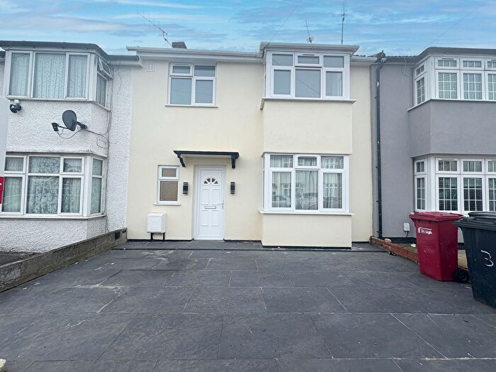3 Bedroom Terraced House For Sale In Richmond Crescent, Slough, SL1