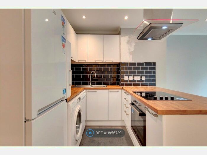 2 Bedroom Flat To Rent In Stafford House, London, SE1