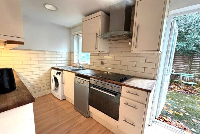 2 Bedroom Apartment To Rent In Mountgrove Road, N5
