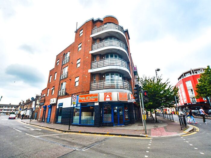 1 Bedroom Flat To Rent In School Road, Houndslow, TW3