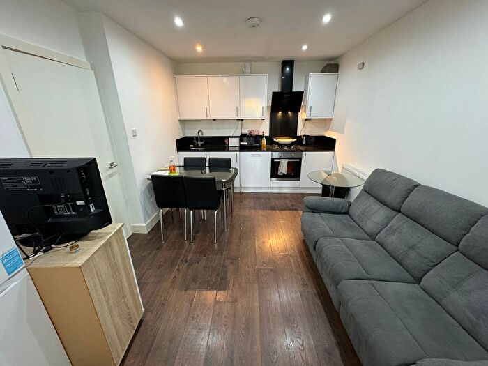 3 Bedroom Flat To Rent In Clapham Road, London, SW9