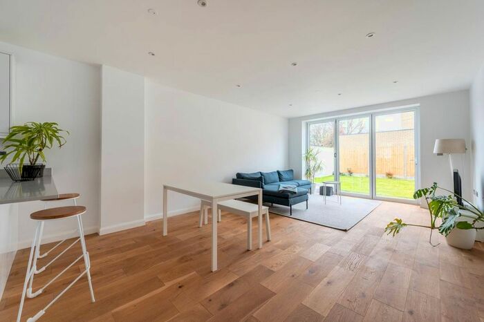 4 Bedroom Semi-Detached House To Rent In Lime Grove, New Malden, KT3