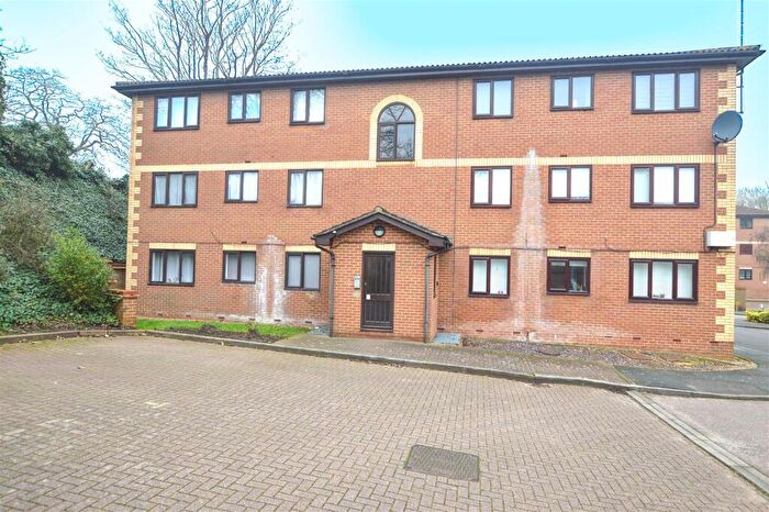 1 Bedroom Apartment For Sale In Winston Close, Greenhithe, DA9