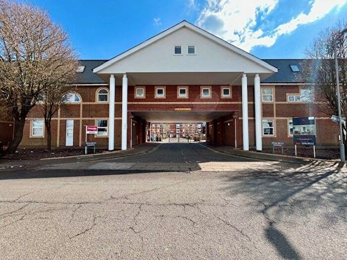 2 Bedroom Flat To Rent In Alton Mews, Aylesbury, HP19