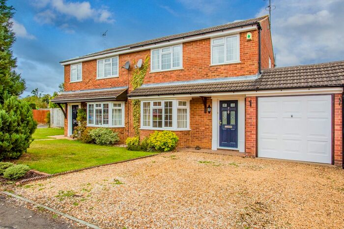 3 Bedroom Link Detached House To Rent In Fox Way, Buckingham, MK18