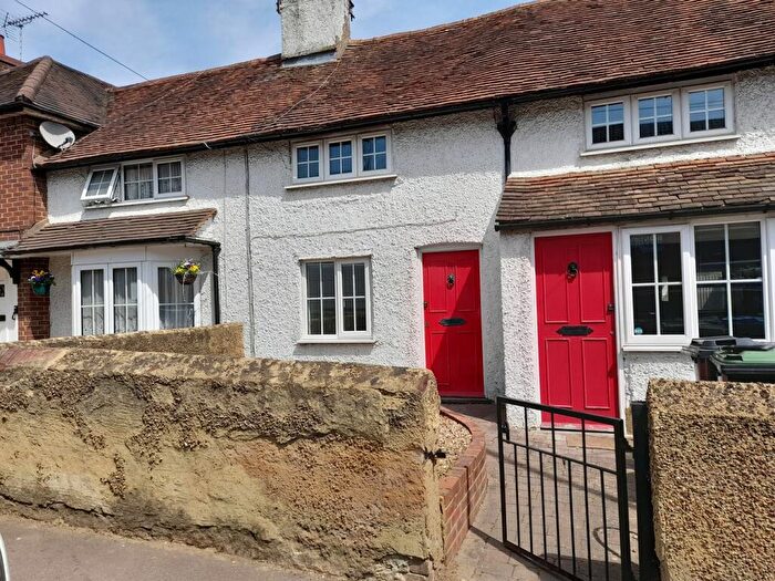 2 Bedroom Cottage To Rent In High Street, Bovingdon, Hemel Hempstead, HP3