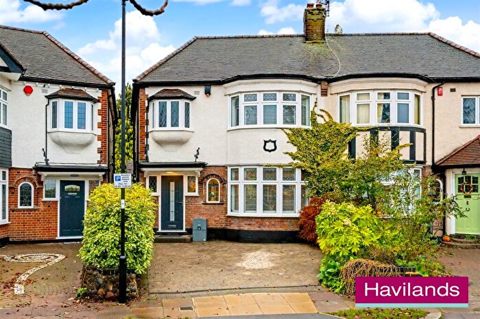 3 Bedroom Semi Detached House For Sale In Hoodcote Gardens, London, N21