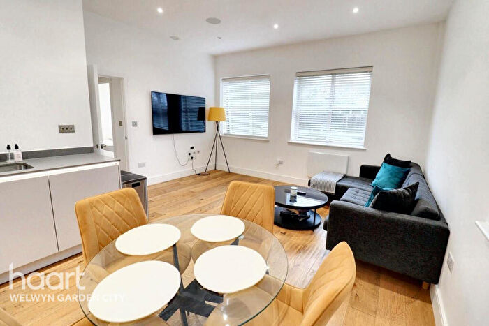2 Bedroom Apartment For Sale In Great North Road, Hatfield, AL9