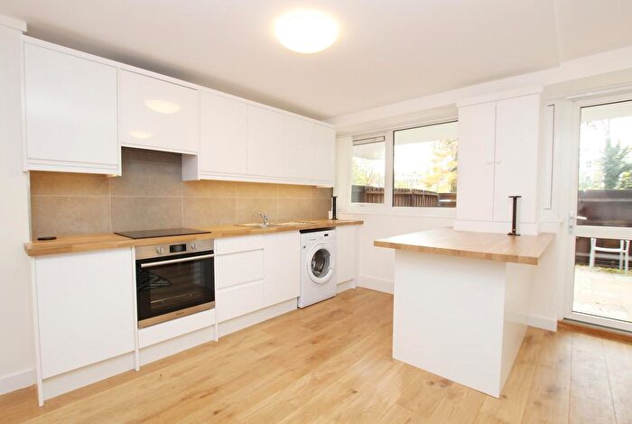 3 Bedroom Flat To Rent In Goulden House, Bullen Street, London, SW11