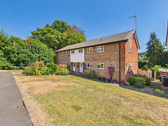 2 Bedroom Maisonette For Sale In Drive Mead, Coulsdon, CR5