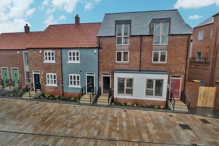 2 Bedroom End Of Terrace House To Rent In Scotts Square, Humber Street, Hull, HU1