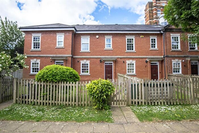 3 Bedroom Terraced House For Sale In Cayton Road, Coulsdon, CR5