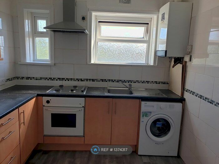 3 Bedroom Flat To Rent In St. Johns Road, Huddersfield, HD1
