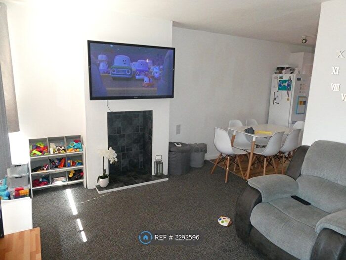 3 Bedroom End Of Terrace House To Rent In Axminster Close, Hull, HU7