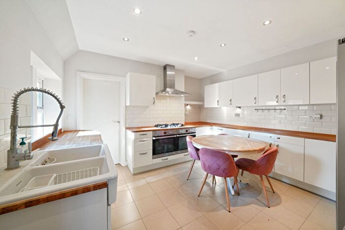 2 Bedroom Flat To Rent In Mount Park Avenue, Harrow On The Hill, HA1