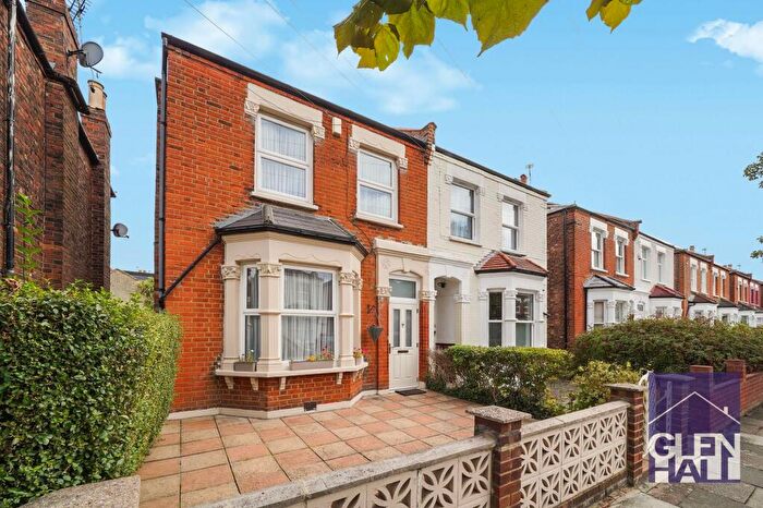 4 Bedroom Semi-Detached House For Sale In Westbury Road, London, N11