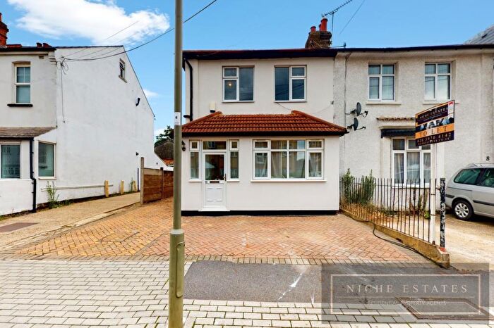 5 Bedroom Semi-Detached House To Rent In Hutton Grove, North Finchley, London, N12