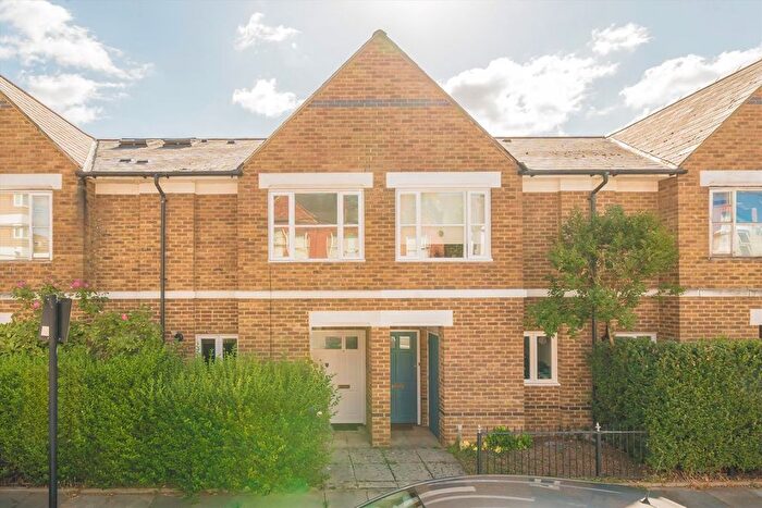 2 Bedroom Terraced House To Rent In Standish Road, Hammersmith, W6