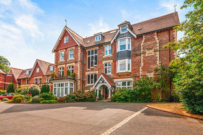 3 Bedroom Flat For Sale In Coopers Hill Road, Redhill, RH1