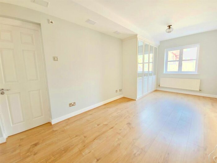 2 Bedroom Apartment To Rent In Deyncourt Gardens, Upminster, RM14