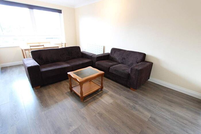 2 Bedroom Flat To Rent In Friern Park, London, N12