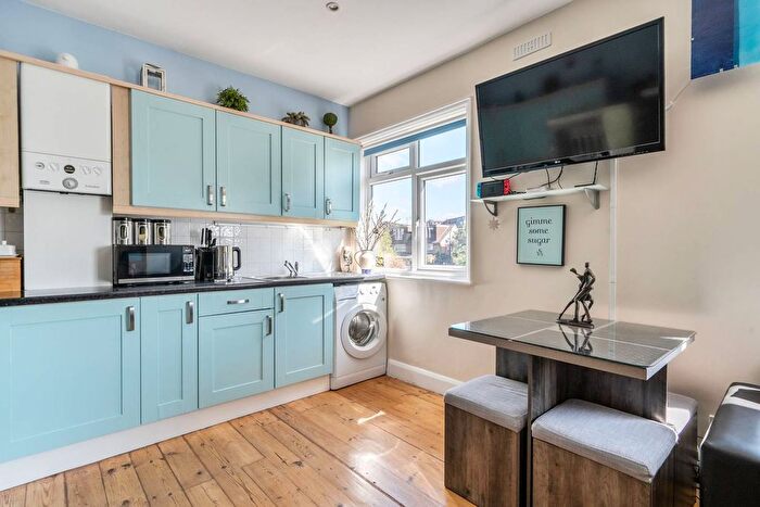 3 Bedroom Flat For Sale In Eastbourne Avenue, Acton, London, W3